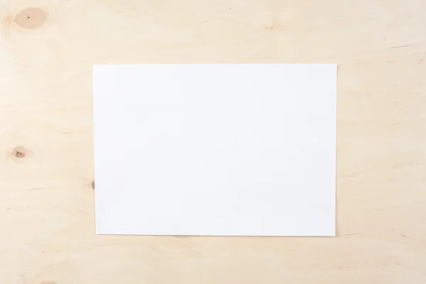 Beyaz kağıt bir ahşap tahta üzerinde