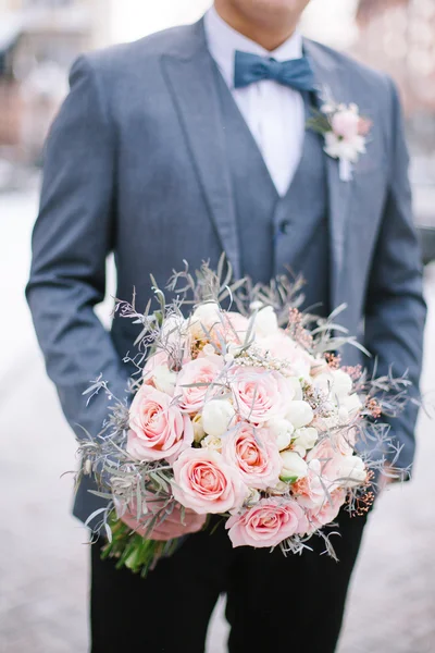 Elinde güzel düğün buketi