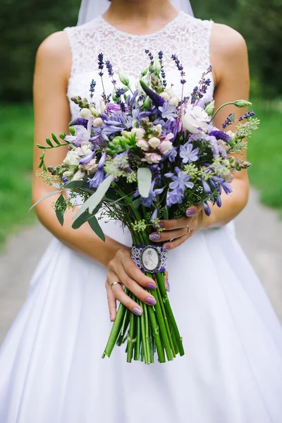 Hermoso bouqet de boda en las manos Fotos de stock libres de derechos