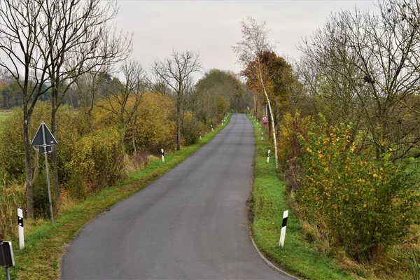 Carretera Campo Con Señales Tráfico Árboles Los Lados — Foto de Stock