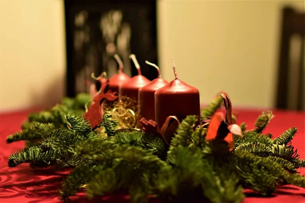 Nahaufnahme eines adventlichen Arrangements mit 2 brennenden Kerzen — Stockfoto