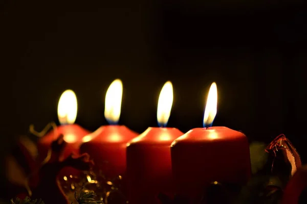 Close up of an Advent arrangement with four burning candles — Stock Photo, Image
