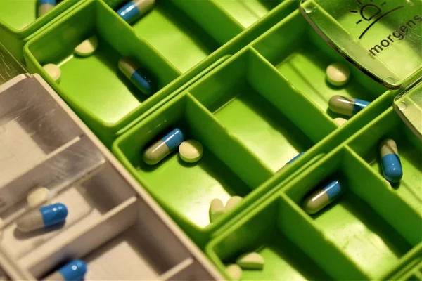 Крупный план различных таблеток, приготовленных в коробках — стоковое фото
