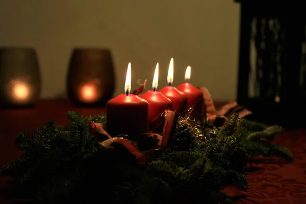 Close up of an Advent arrangement with four burning candles — Stock Photo, Image