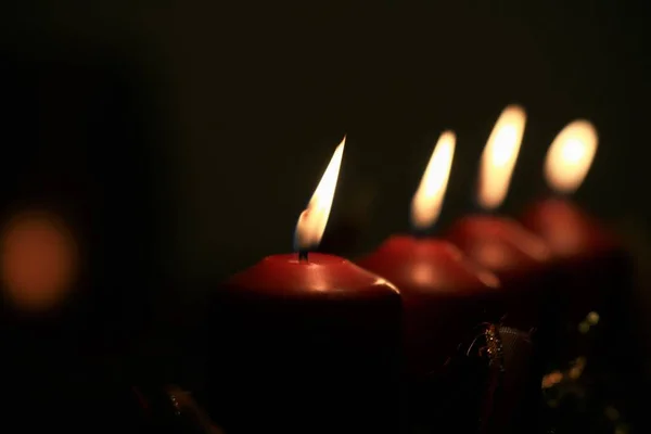 Κλείσιμο μιας διάταξης Advent με τέσσερα κεριά που καίγονται — Φωτογραφία Αρχείου