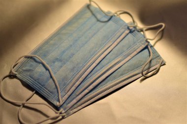 Gümüş renkli arka plana karşı ağız korumaları