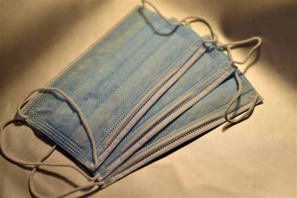 Gümüş renkli arka plana karşı ağız korumaları