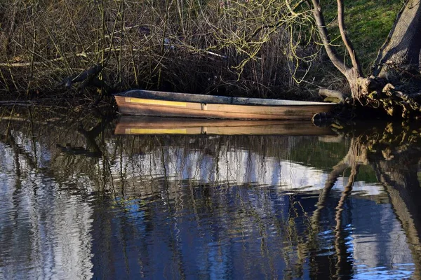 Старая Лодка Берегу Реки Отраженная Воде — стоковое фото