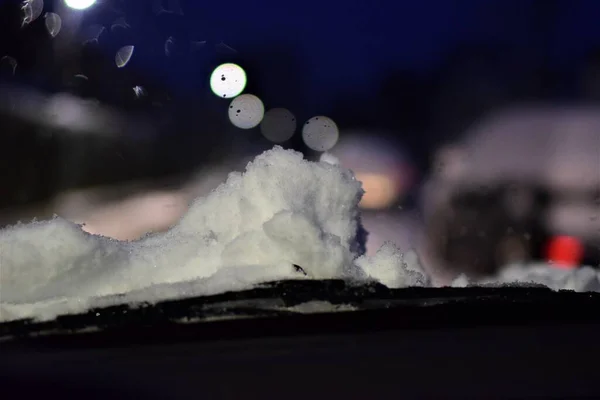 Vy genom vindrutan på vintrig väg med snö på huven — Stockfoto