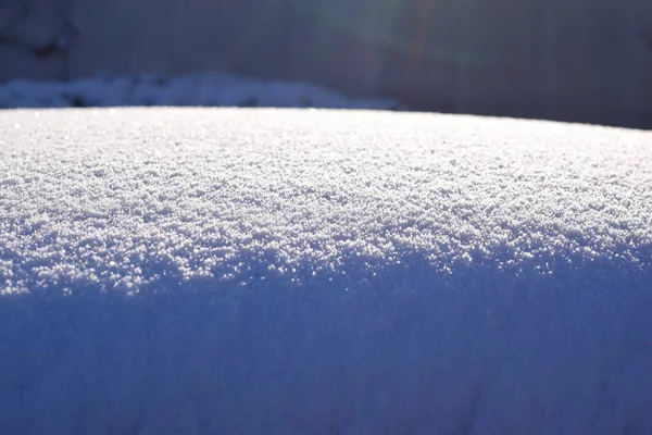 在阳光下把雪结冰当作近照 — 图库照片