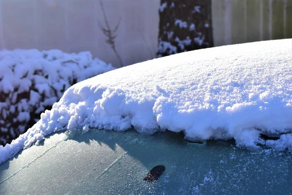 Ice snö på en bil tak i solljuset som en närbild — Stockfoto