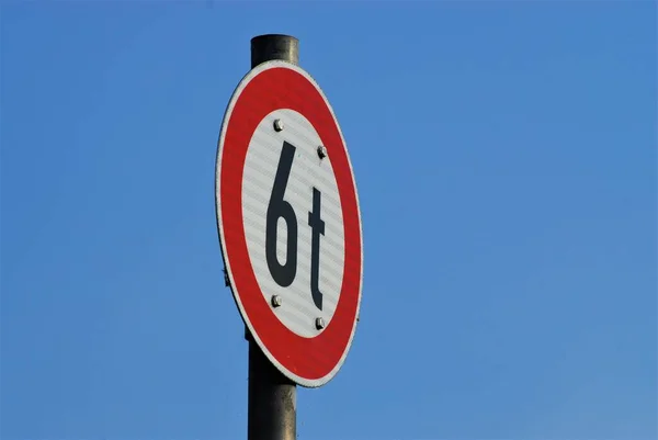 Verkehrszeichen 6t weiß mit rotem Rand vor blauem Himmel — Stockfoto