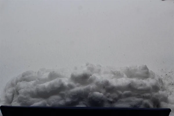 用推进的雪把蓝色的雪铲关上 — 图库照片