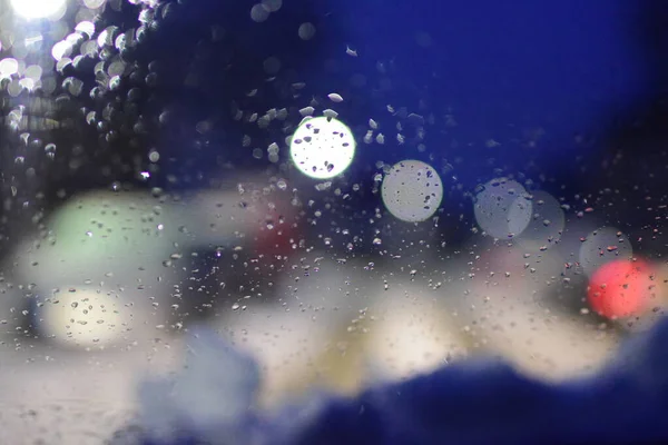 Kış yolunda, kaputunda kar olan bulanık bir manzara.