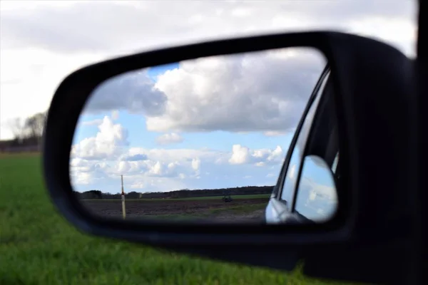 Il paesaggio si riflette nello specchio esterno di un'auto come immagine monocronale — Foto Stock