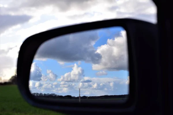 Il paesaggio si riflette nello specchio esterno di un'auto — Foto Stock