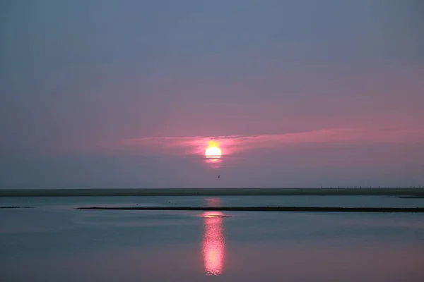 Bunter Sonnenuntergang an einem Strand an der Nordsee — Stockfoto