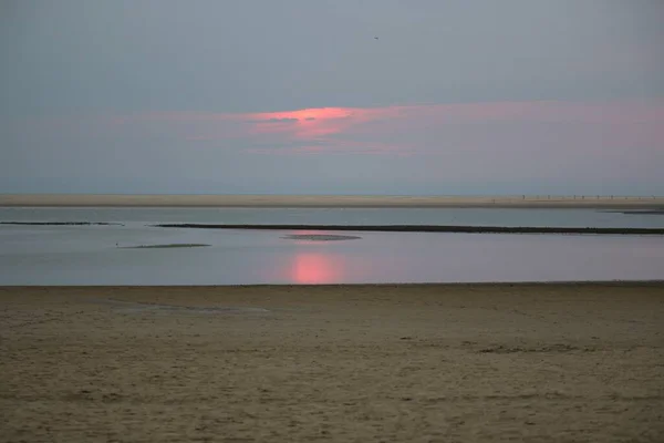 Kuzey Denizi 'nde bir sahilde gün batımı
