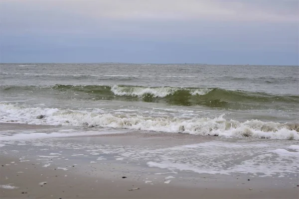 多云的日子在北海的海滩上冲浪 — 图库照片
