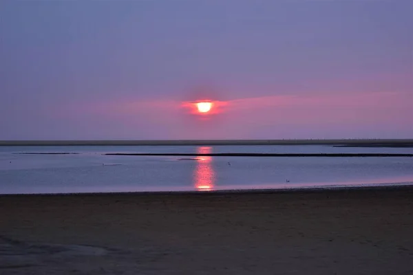Kuzey Denizi 'nde renkli bir gün batımı