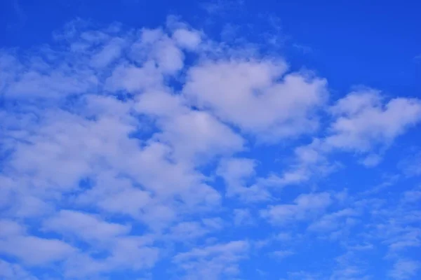 Cielo blu con poche nuvole bianche — Foto Stock