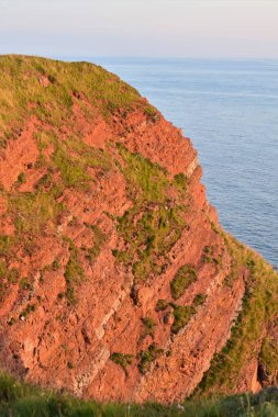 Akşam güneşinde kostüm çizgisinde kırmızı uçurum