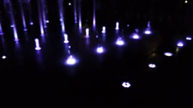 Şehir bulvarında fıskiye jetleri var. Odaklanamıyorum.