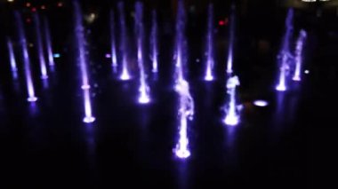 Şehir bulvarında fıskiye jetleri var. Odaklanamıyorum.