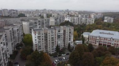 Şehrin üzerinde uçan bir İHA 'nın hava görüntüsü.
