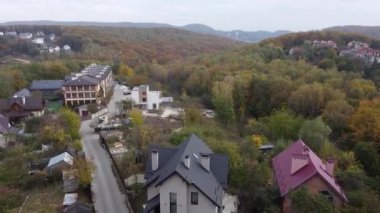 Apartman ve orman üzerinde uçan bir İHA 'nın hava görüntüsü..