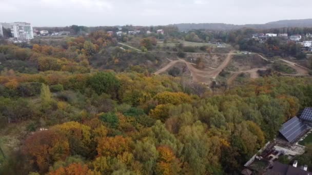 Luftfoto Drone Flyver Lejligheden Bygning Skov – Stock-video