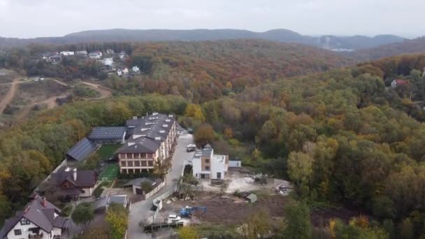Vista Aérea Dron Volando Sobre Edificio Apartamentos Bosque — Vídeos de Stock