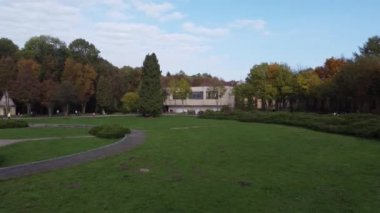 Parkta uçan bir İHA 'nın hava görüntüsü.