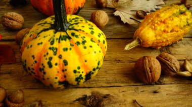 Sonbahar, ahşap bir mahsul tahtasındaki hayat gibidir..