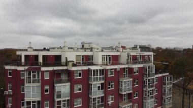 İHA 'nın konut binaların, çatı katliamlarının ve mimarinin üzerinde uçuşu..