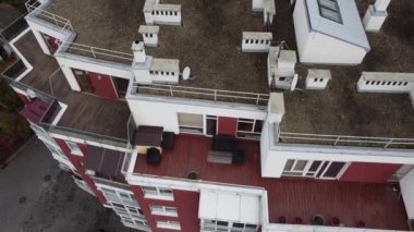 İHA 'nın konut binaların, çatı katliamlarının ve mimarinin üzerinde uçuşu..