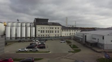 Bira üretim fabrikasının üzerinde uçan bir dronun hava görüntüsü, birkaç sıra tank....