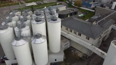 Bira üretim fabrikasının üzerinde uçan bir dronun hava görüntüsü, birkaç sıra tank....