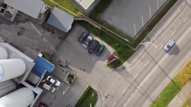 Şehrin üzerinde uçan bir İHA 'nın hava görüntüsü.