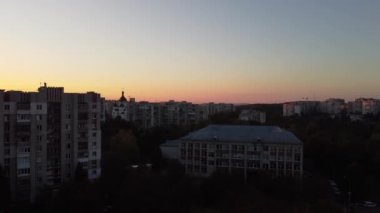 Şehrin üzerinde uçan bir İHA 'nın hava görüntüsü.