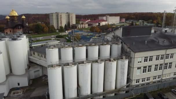 Bira Üretim Fabrikasının Üzerinde Uçan Bir Dronun Hava Görüntüsü Birkaç — Stok video