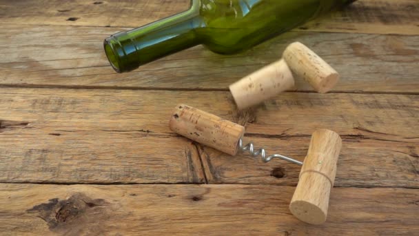 Botellas Vino Una Vieja Tabla Madera Vintage Corchos Que Caen — Vídeos de Stock