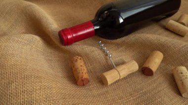 Şişe içinde şarap ve torbaya düşen mantarlar. Yavaş çekim.