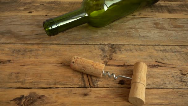 Botellas Vino Una Vieja Tabla Madera Vintage Corchos Que Caen — Vídeo de stock