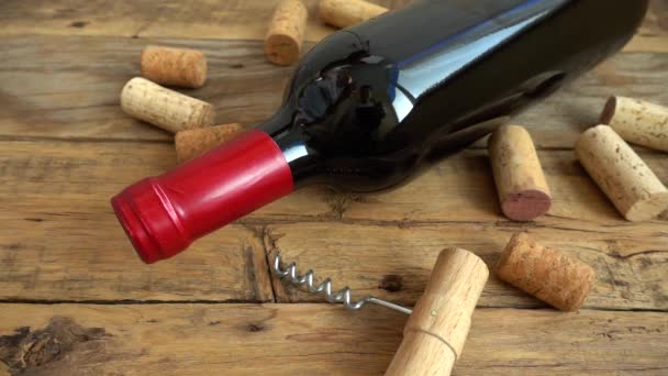 Botellas Vino Una Vieja Tabla Madera Vintage Corchos Que Caen — Vídeos de Stock