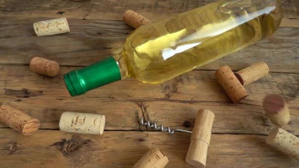 Botellas Vino Una Vieja Tabla Madera Vintage Corchos Que Caen — Vídeos de Stock