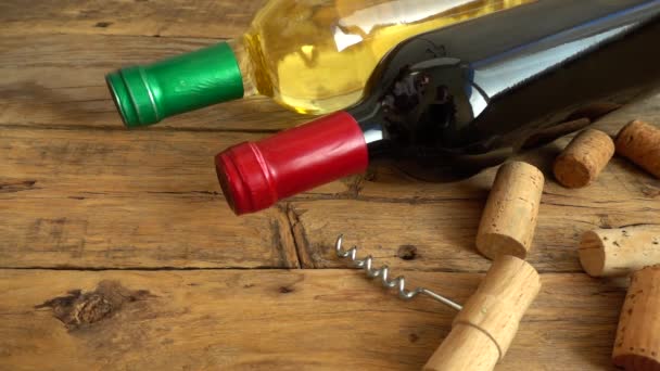Botellas Vino Una Vieja Tabla Madera Vintage Corchos Que Caen — Vídeos de Stock