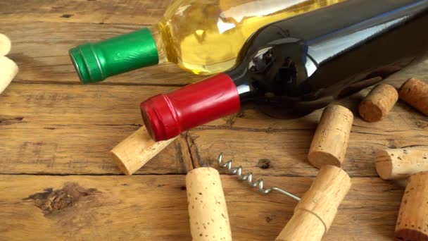 Bottiglie Vino Una Vecchia Tavola Legno Vintage Tappi Cadenti Rallentatore — Video Stock