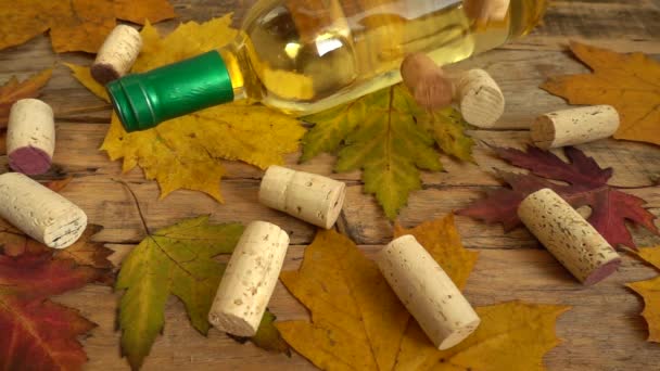Butelki Winie Starej Drewnianej Desce Spadające Korki Zwolniony Ruch — Wideo stockowe