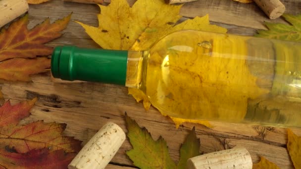 Anggur Botol Dan Gabus Pada Papan Kayu Vintage Tua — Stok Video